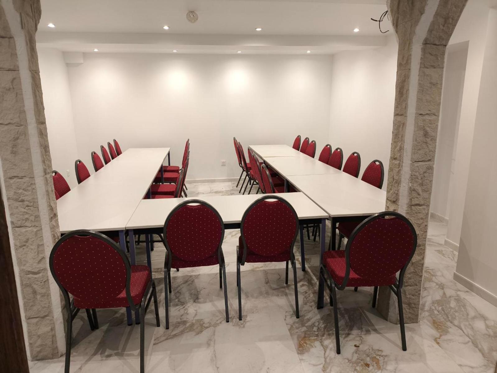 Hotel Des Arcades رانس المظهر الخارجي الصورة