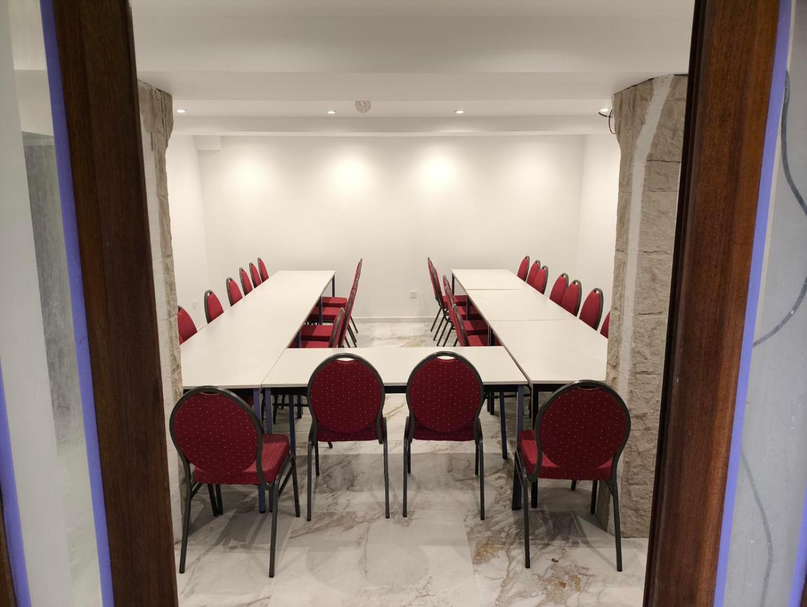 Hotel Des Arcades رانس المظهر الخارجي الصورة